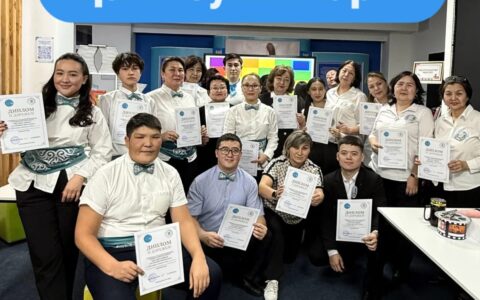 «Ой мен Ойын» – ой жарысы, сөз сайысы!Тәуелсіздік күніне арналған танымдық сайыста 3 команда білім мен өнерін көрсетіп, өзара әділ бәсекеге түсті.