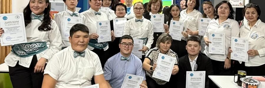 «Ой мен Ойын» – ой жарысы, сөз сайысы!Тәуелсіздік күніне арналған танымдық сайыста 3 команда білім мен өнерін көрсетіп, өзара әділ бәсекеге түсті.