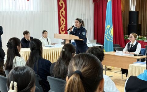 📌 ҚАҢТАР – «Заң және тәртіп» айлығы аясында 8-сынып оқушылары өзара сыйластық пен келісімді дәріптейтін постерлер әзірлеп, оларды қорғады.