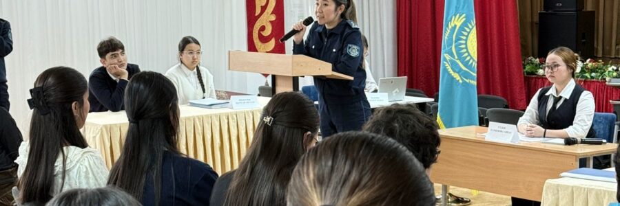 📌 ҚАҢТАР – «Заң және тәртіп» айлығы аясында 8-сынып оқушылары өзара сыйластық пен келісімді дәріптейтін постерлер әзірлеп, оларды қорғады.